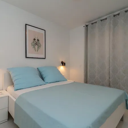 Poolside Two Bedroom Julija * Trogir