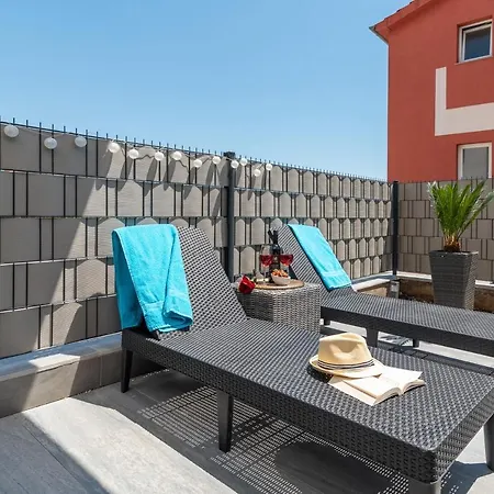 Poolside Two Bedroom Julija Apartmán Trogir